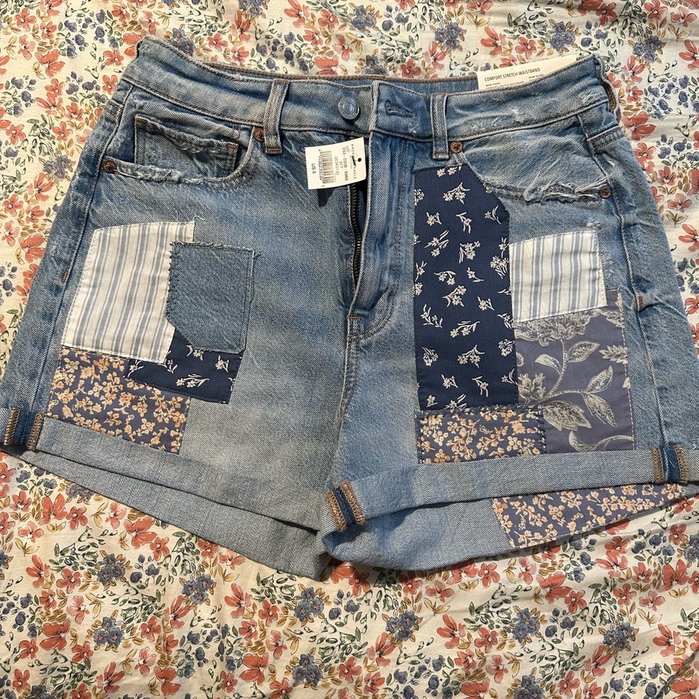 NWT American Eagle Women’s Denim Mom Short, size 6